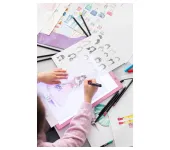 ATELIER DELLA STILISTA CON TAVOLETTA LUMINOSA