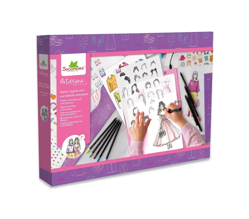 ATELIER DELLA STILISTA CON TAVOLETTA LUMINOSA ATELIER DELLA STILISTA CON TAVOLETTA LUMINOSA