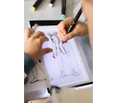 A SCUOLA DI MANGA CON TAVOLETTA LUMINOSA